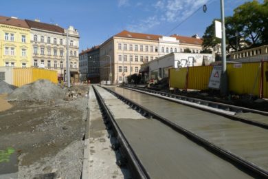 Namísto v Praze známých betonových panelů jsou koleje ukládány na klasické drážní pražce a zakrývány povrchem. Výhodou je tlumení chvění .