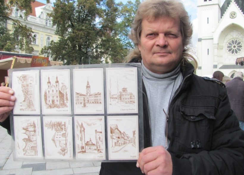Boris Zvada s pohlednicemi Frýdku-Místku 