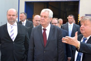 Návštěva vítkovické lahvárny. Zprava generální ředitel Vítkovice Machinery Group Jan Světlík, prezident Miloš Zeman a ministr vnitra Martin Pecina. 