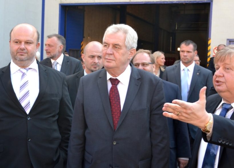Návštěva vítkovické lahvárny. Zprava generální ředitel Vítkovice Machinery Group Jan Světlík, prezident Miloš Zeman a ministr vnitra Martin Pecina. 