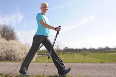 Nordic walking posiluje krevní oběh a uvolňuje zádové a krční svaly.