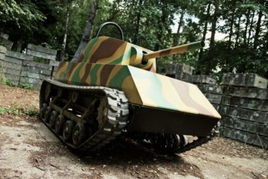 Minitank Tiger pohání spalovací motor a jeho řízení je podobné reálnému tanku.