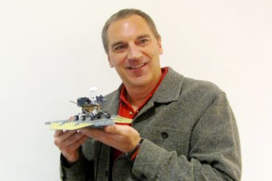 James Rice s modelem vozítka Curiosity.