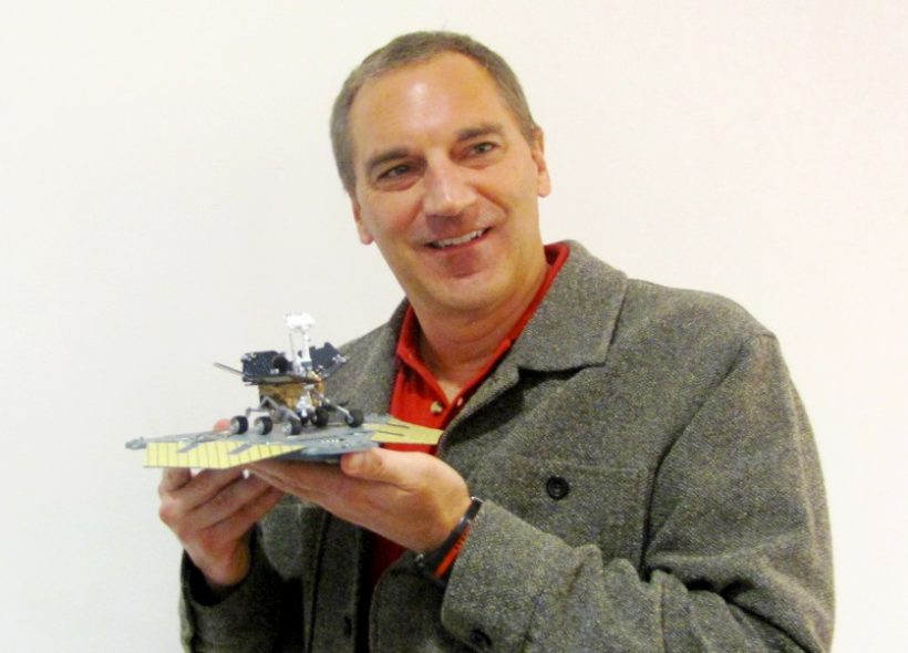 James Rice s modelem vozítka Curiosity.