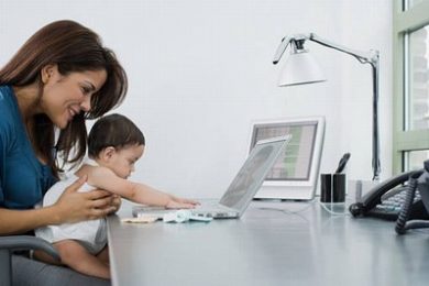 Skloubit mateřství s prací je náročné. Při dobré organizaci se ale matky návratu do zaměstnání nemusejí obávat. 
