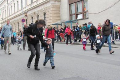 Letošní ročníku Hornické desítky zahájil běh rodičů s dětmi ročníku 2010 a mladšími.