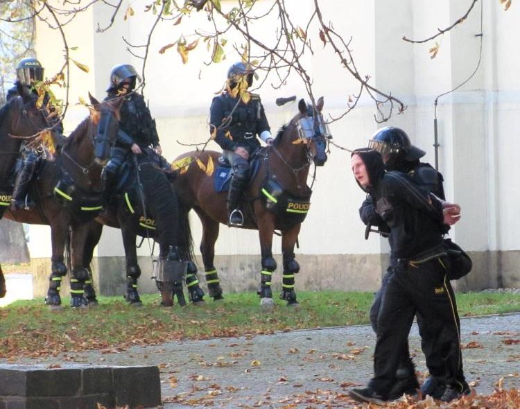 Policisté zatýkají jednoho z účastníků demonstrace na náměstí Svatopluka Čecha v Přívoze. 