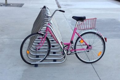 Sdílená kola jsou označena nápisem a mají růžovou barvu. Zamezí to prý jejich krádežím a prodeji.