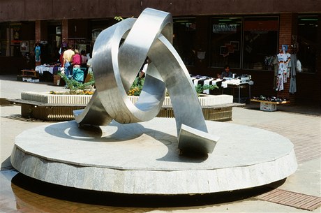 Výstava v Centru DOX je součástí širšího projektu Vetřelci a volavky mapujícího sochy ve veřejném prostoru z období let 1968 – 1989.