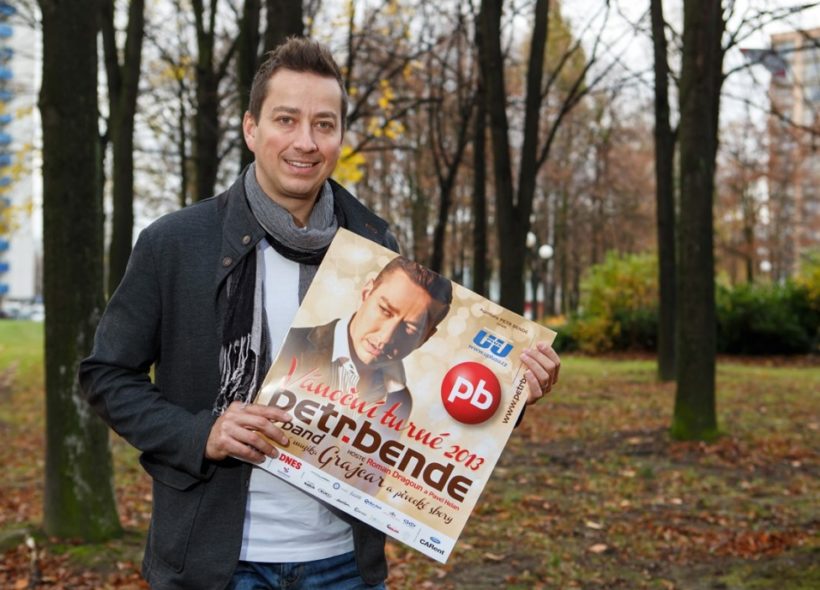 Petr Bende s plakátem na vánoční turné