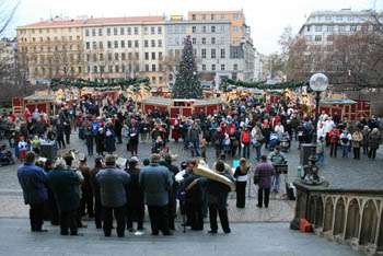Zastupitelé Prahy 2 si zazpívají s Pražany koledy pod širým nebem 15. prosince pře Kostelem svaté Ludmily