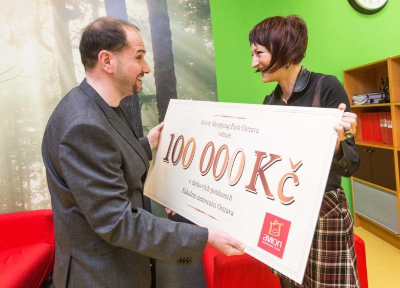 Ředitelka Avion Shopping Parku Ostrava Kateřina Ježková předává šek MUDr. Petru Šilhánovi z Fakultní nemocnice.