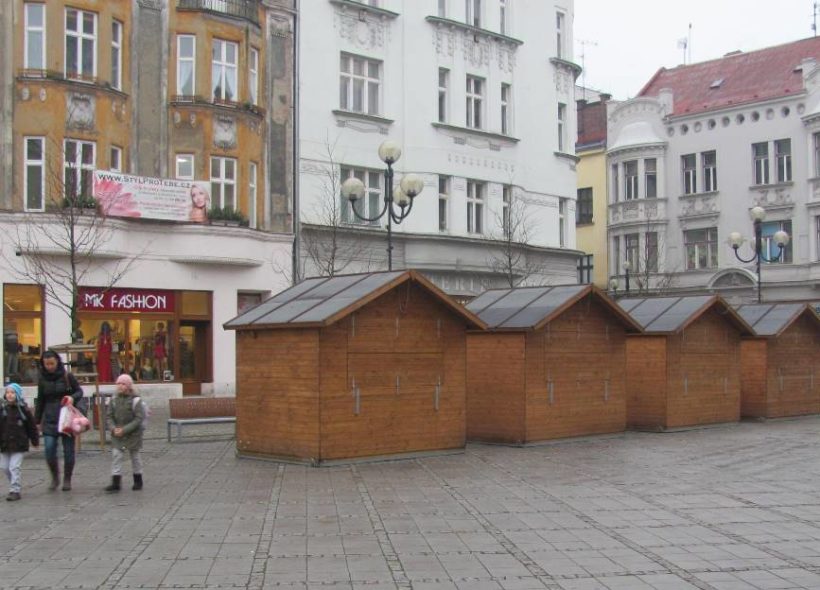 Dřevěné stánky na Jiráskově náměstí.