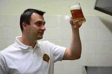 Sládek Martin Gajdáček kontroluje kvalitu nově uvařené várky piva. 