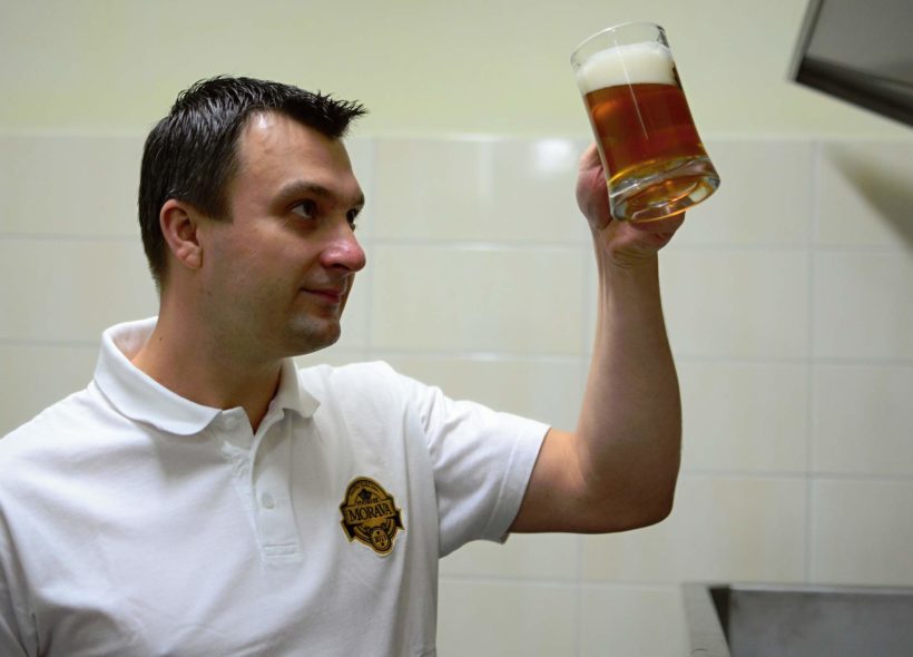 Sládek Martin Gajdáček kontroluje kvalitu nově uvařené várky piva. 