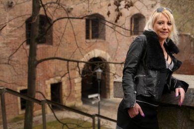 Režisérka a scénáristka Mirjam Müller Landa se narodila 13. dubna 1969 v Kolíně nad Rýnem. Nyní žije na pražském vyšehradě.