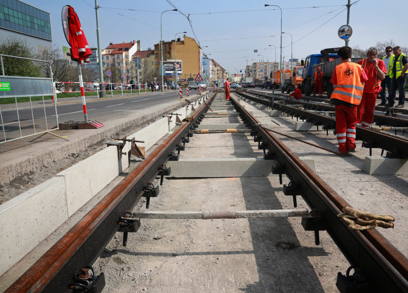 Oprava tramvajové trati před Nádražím Holešovice