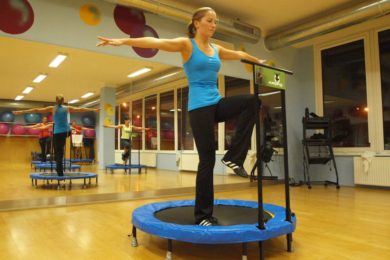 Sabina Krezič předvádí cvičení na trampolíně.