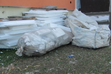 Kusy polystyrenu, které posbírali policisté a stavebníci poté, co je ze střechy domu rozfoukal silný vítr. 