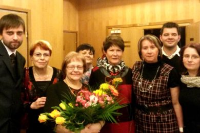 Marie Bohanesová (s kyticí) se svými spolupracovníky z Charity Frýdek-Místek. 