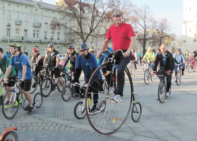 Vyjíždky Ostravou se může zúčastnit každý, kdo má kolo. Loni se přidal i majitel historického „kostitřasu“ František Janša. 