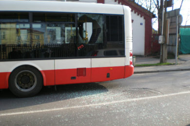 Okénko poničeného autobusu