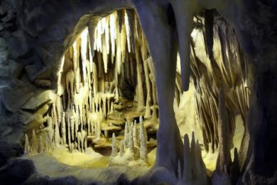 K tajuplné jeskyni přiléhá 4D kino s pravidelnými projekcemi několikaminutového filmu zachycujícího dobrodružnou cestu doly a podzemím.