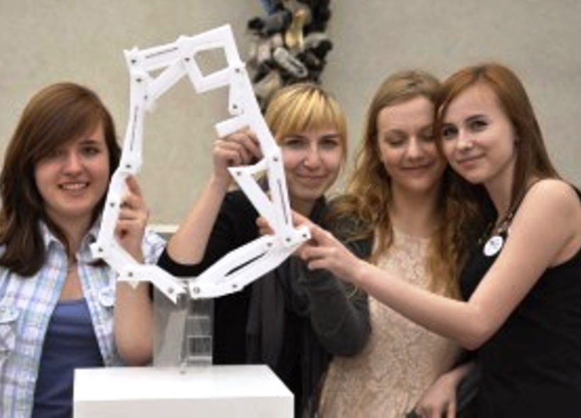 Vítězky třetího ročníku soutěže. Gymnázium Prof. Jana Patočky- Praha , studentky 3.ročníku