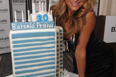 Zpěvačka Yvetta Blanarovičová s narozeninovým dortem hotelu Barceló.
