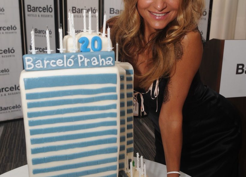 Zpěvačka Yvetta Blanarovičová s narozeninovým dortem hotelu Barceló.