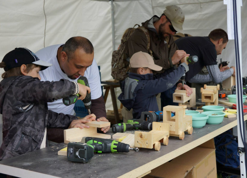 Přijďte si zítra vyzkoušet výrobu dřevěných hraček ke kostelu sv. Václava u Anděla.