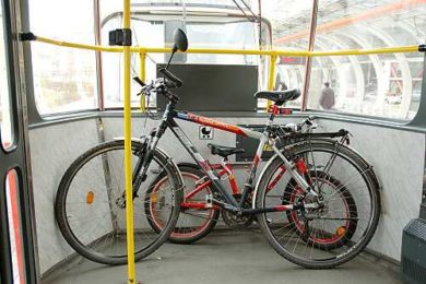 Cyklisté mohou přepravovat jízdní kola v tramvaji