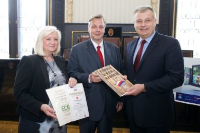Ocenění za vítězství převzali za Prahu 4 zástupkyně starosty Ivana Staňková a 1. zástupce starosty Jiří Bodenlos (zleva).