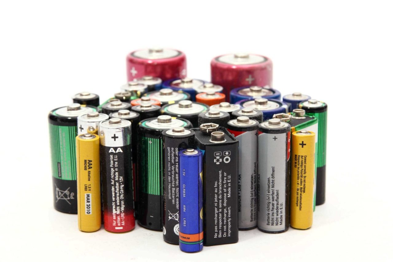 Батареи элементы питания. Батарейки разные. Аккумулятор батарейка. Батарейки батарейки аккумуляторные.. Много батареек.