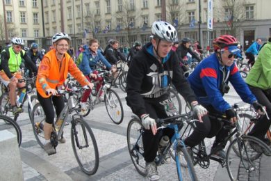 Cyklisté vyjeli z Prokešova náměstí.