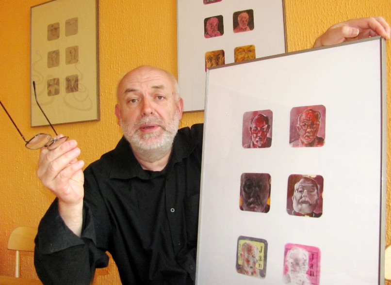 Malíř Jan Samek se svými autoportréty.