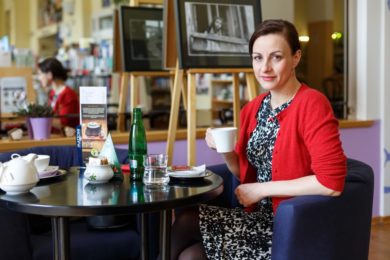 Tereza Vilišová u kávy v Literární kavárně v ostravském knihkupectví Academia.