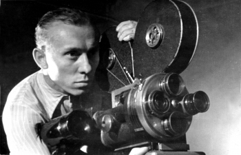 Karel Zeman byl světově proslulý český režisér a výtvarník. Jeho film Cesta do pravěku od poloviny 20. století formoval několika generacím představu o podobě života v období druhohor a třetihor