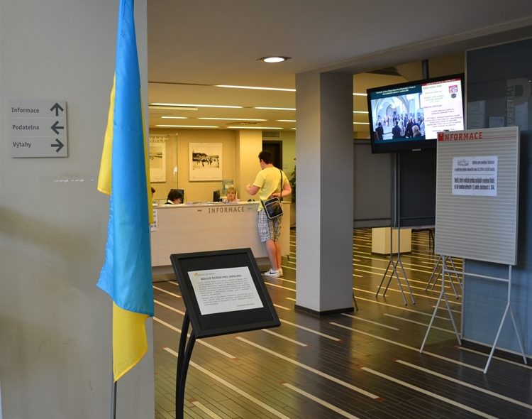 Zástupci obyvatel Prahy 2 se rozhodli vyvěšením ukrajinské vlajky podpořit ukrajinský lid