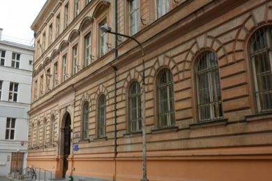 Za pronájem této budovy nedaleko tramvajové zastávky Lazarská bude Univerzita Karlova platit pronájem 12 tisíc korun ročeně