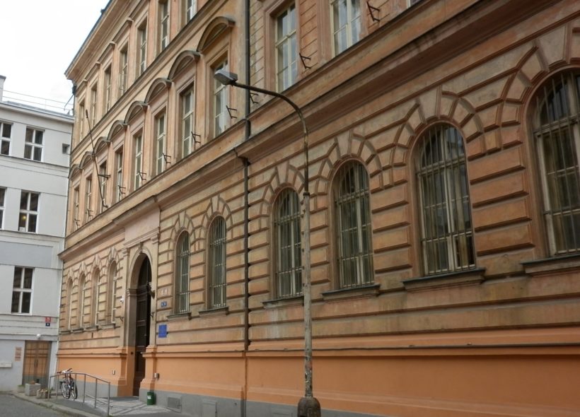 Za pronájem této budovy nedaleko tramvajové zastávky Lazarská bude Univerzita Karlova platit pronájem 12 tisíc korun ročeně