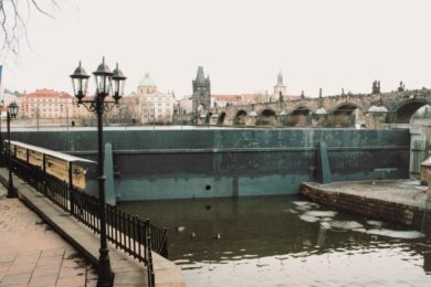 V Praze na Vltavě by mohl být zítra mírně překročen 1. povodňový stupeň.