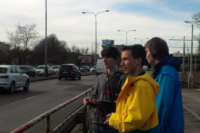 Žáci ZŠ Školní měřili dopravní ruch na na křižovatce Modřanské a Branické ulice.