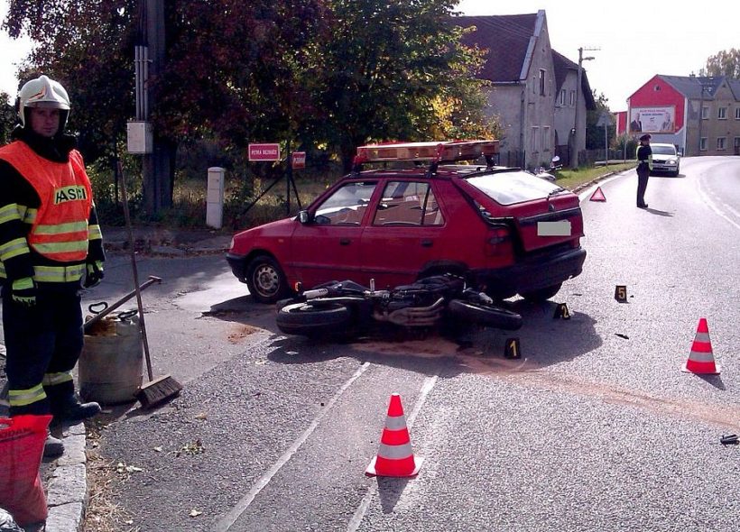 Střet s automobilem má pro řidiče motorky většinou tragické následky...