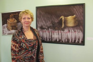 Helena Schmuckerová u svých obrazů v Kavárně Dvorek