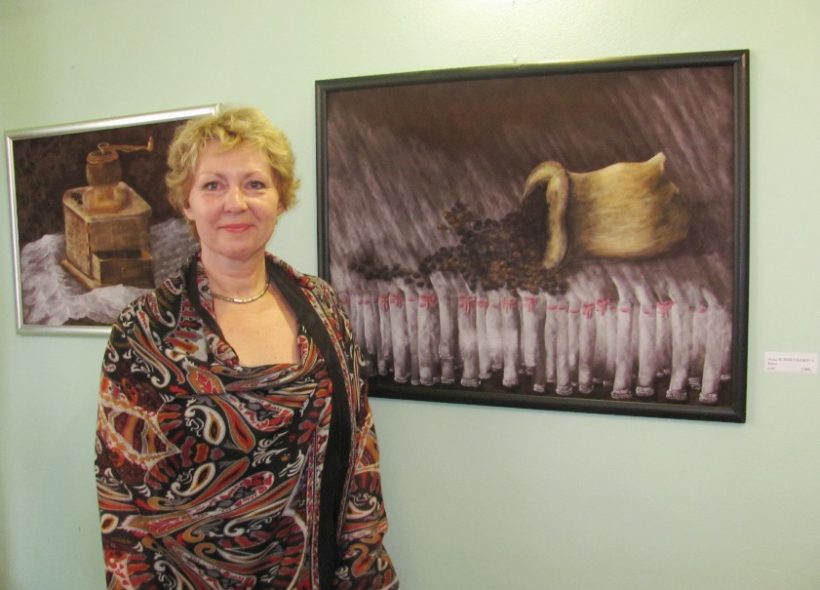 Helena Schmuckerová u svých obrazů v Kavárně Dvorek