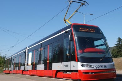 Do Prahy 10 na rekonstruovanou trať z Průběžné se tak dostanou i nízkopodlažní tramvaje.