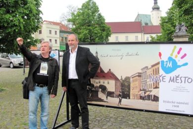 Na Zámeckém náměstí diskutují u fotografie Václav Peter (vlevo) a Jiří Kajzar.