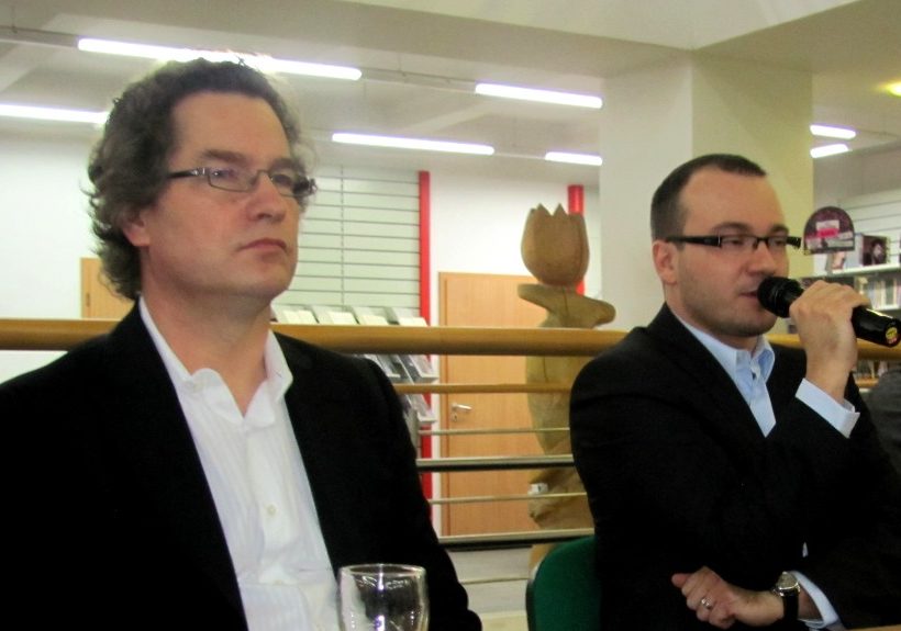 Heiko Mathias Förster (vlevo) a ředitel Janáčkovy filharmonie Jan Žemla na besedě v Knihcentru.