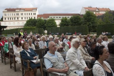 Koncerty se konají každý čtvrtek zdarma od 5. června do 25. září od 17 hodin ve Valdštejnské zahradě